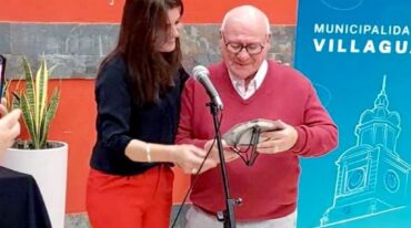 La intendenta Claudia Monjo entregó una distinción al periodista Enrique Ramón Antón.
