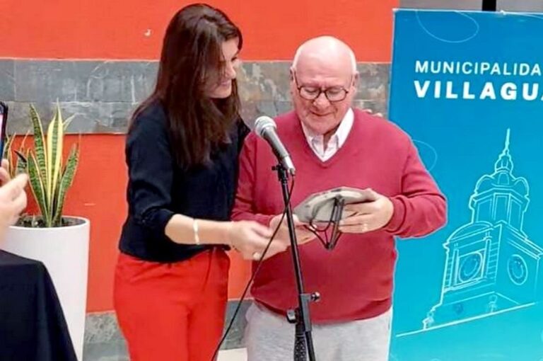 La intendenta Claudia Monjo entregó una distinción al periodista Enrique Ramón Antón.