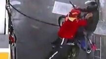 El playero se resistió al robo de la recaudación y forcejeó con el ladrón.  Captura de video.