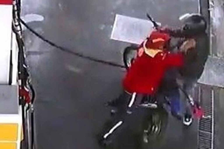 El playero se resistió al robo de la recaudación y forcejeó con el ladrón.  Captura de video.