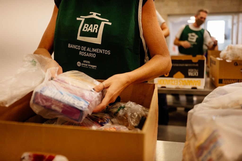 El Banco de Alimentos Rosario es una organización social sin fines de lucro dedicada a disminuir las cifras de desperdicio de alimentos y los índices de inseguridad alimentaria en nuestro país. Gentileza