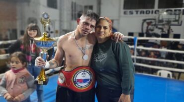 Jesús Simiand celebró con el público tras su reñido combate. Víctor Ludi
