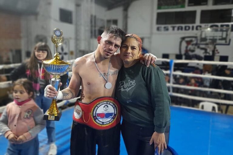 Jesús Simiand celebró con el público tras su reñido combate. Víctor Ludi