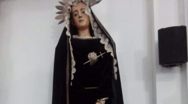 "Soy bendecida de poder vivirlo y estar ahí. Nos acercamos y tocamos el manto y estaba mojado