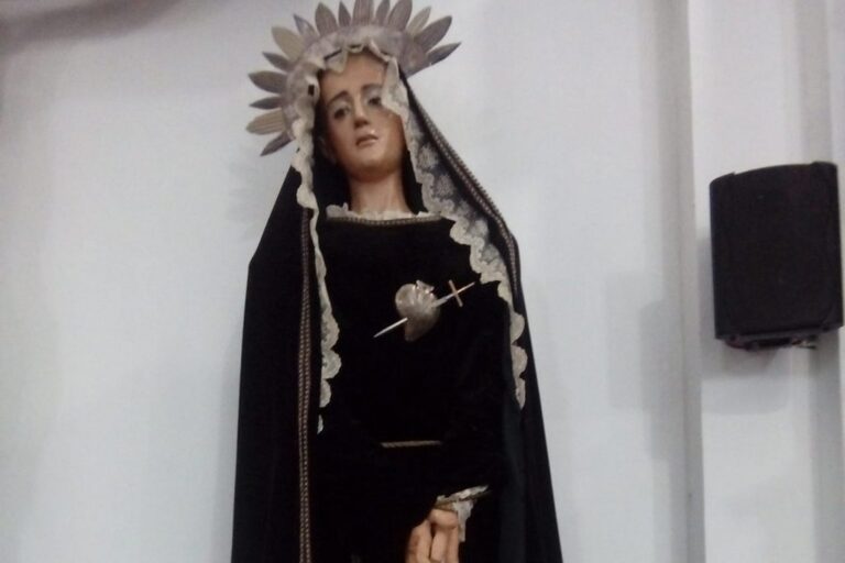 "Soy bendecida de poder vivirlo y estar ahí. Nos acercamos y tocamos el manto y estaba mojado