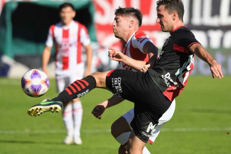 Federico Vera y Bruno Pittón disputan el balón. Marcelo Manera.