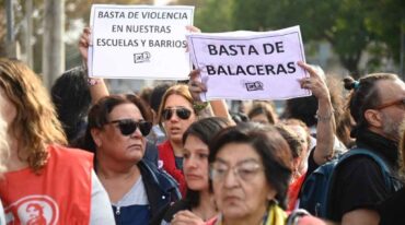 Los docentes se manifestaron el miércoles pasado frente a la sede regional Rosario del Ministerio de Educación provincial. Archivo/Marcelo Manera.