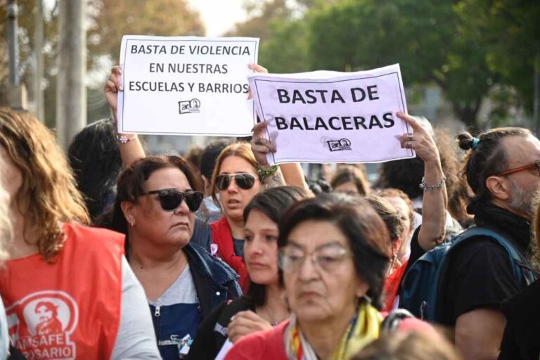 Los docentes se manifestaron el miércoles pasado frente a la sede regional Rosario del Ministerio de Educación provincial. Archivo/Marcelo Manera.