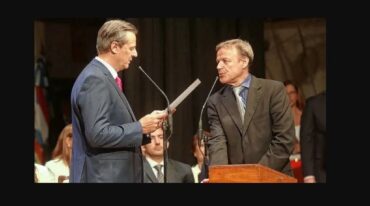 El intendente Bahl le toma juramento como secretario de Hacienda a Eduardo Macri