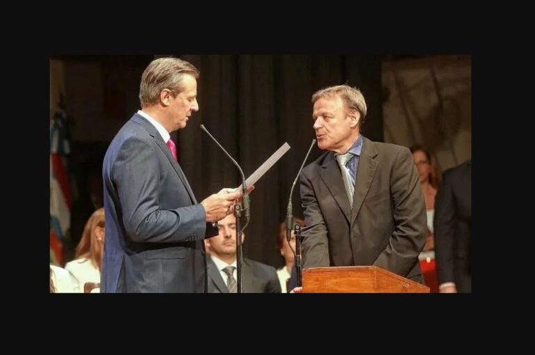 El intendente Bahl le toma juramento como secretario de Hacienda a Eduardo Macri