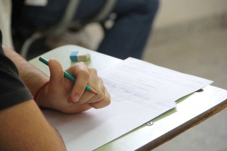 El gobernador Perotti firmó este miércoles el compromiso por la alfabetización. Imagen ilustrativa.