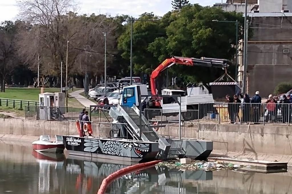 'Quedó en evidencia que el barredor quedó obsoleto. Ese bote fue desmantelado por vandalismo y no es casual que se haya dejado abandonado. Esta es la muestra donde no se ve quién es el regente del arroyo y se van diluyendo todos los problemas y la situación es paupérrima'