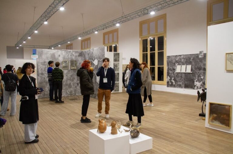 Una de las novedades que introdujo esta edición fue la invitación a la Escuela Provincial 'Prof. Juan Mantovani' y a la Escuela de Diseño y Artes Visuales (EDAV) del Liceo Municipal 'Antonio Fuentes del Arco' para participar de +Feria con su comunidad y