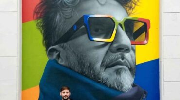 El retrato muestra a un Fito con sus gafas características pintadas de varios colores. Gentileza.