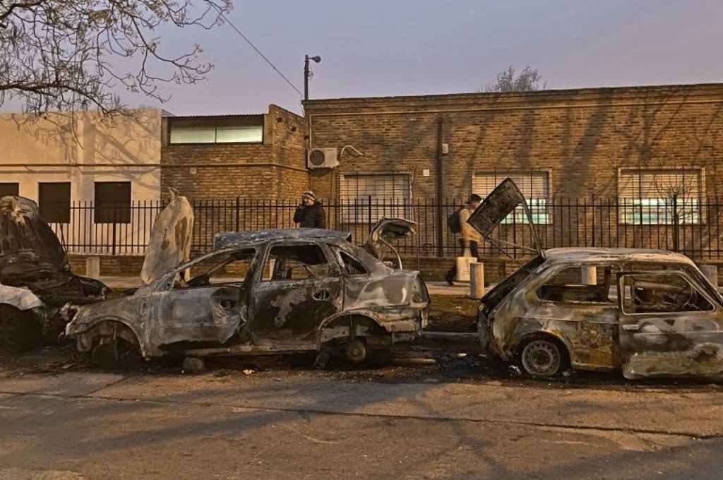 Fueron incendiados 3 vehículos que estaban estacionados frente a una subcomisaría ubicada en el extremo noroeste de Rosario. Gentileza: diario El Ciudadano.