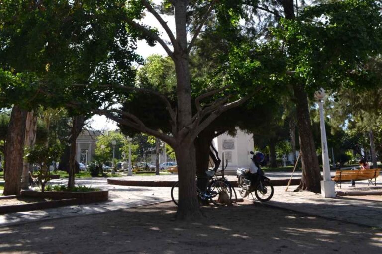 El delito se produjo frente a la plaza Urquiza. Archivo.