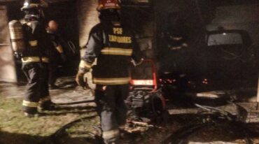 La labor de los bomberos en el lugar del incidente fue intensa. Gentileza.