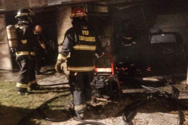 La labor de los bomberos en el lugar del incidente fue intensa. Gentileza.