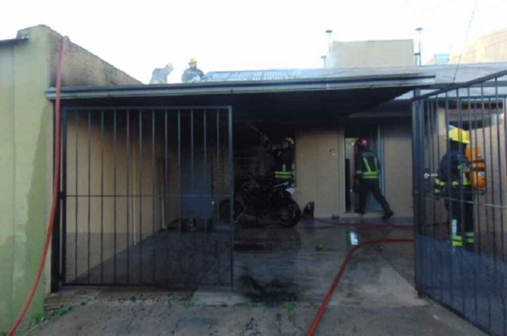 Incendio fatal ocurrido el 15 de junio en el barrio Santa Rosa de Venado Tuerto. Gentileza: Bomberos Venado Tuerto.