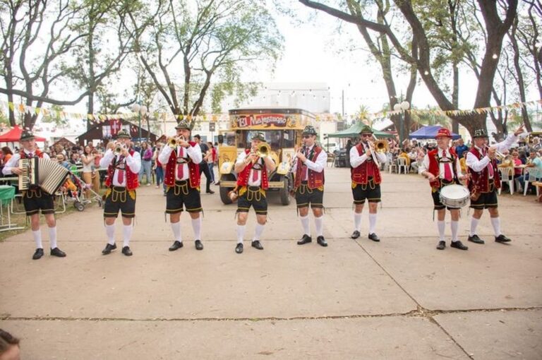 La presidenta comunal Florencia Pirmo señaló que desde el Ejecutivo local se pensó en una actividad que englobe la parte cultura y de fiestas regionales con la presentación del documental 'Una orquesta llamada Zillertal'. Gentileza