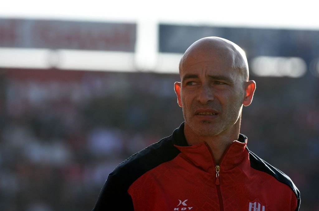 La noticia sorprendió a todos este domingo por la mañana. El entrenador se va luego de 6 partidos invictos y la gran victoria ante Independiente este sábado. Gentileza