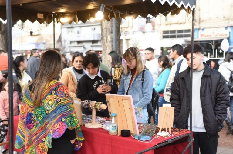 Cabe recordar que los "Festejos Barriales" despliegan su grilla cada fin de semana con una variada gama de espectáculos y actividades lúdico-recreativas gratuitas y para todo público. Gentileza