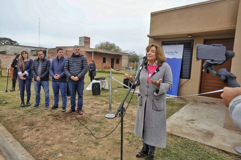 La ministra Frana encabezó la entrega de viviendas en San Jerónimo del Sauce. Gentileza