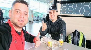 Guillermo junto con el hincha de Atlético Nacional