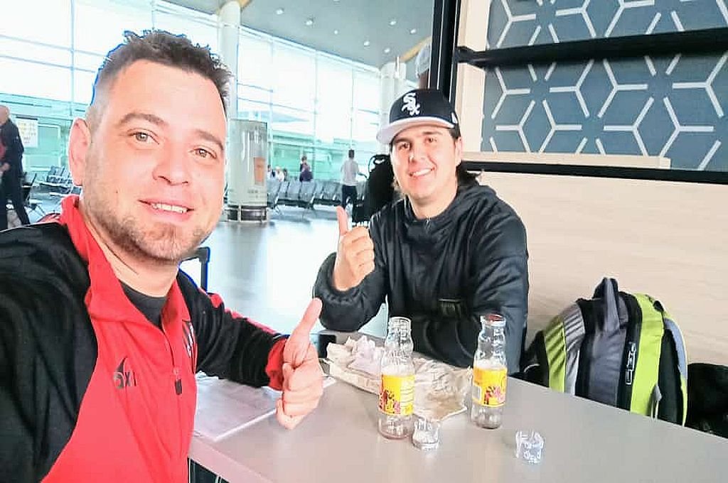 Guillermo junto con el hincha de Atlético Nacional