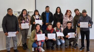 Los flamantes egresados muestran sus certificados al culminar los talleres.