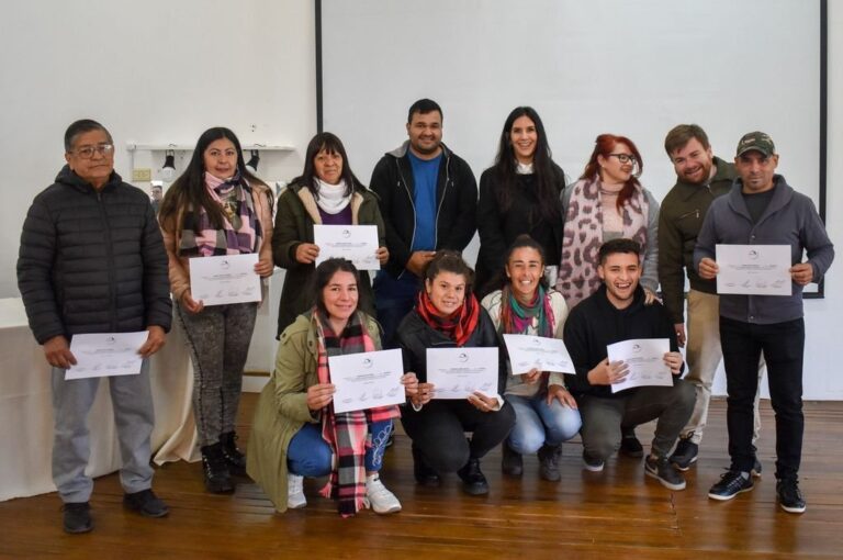 Los flamantes egresados muestran sus certificados al culminar los talleres.