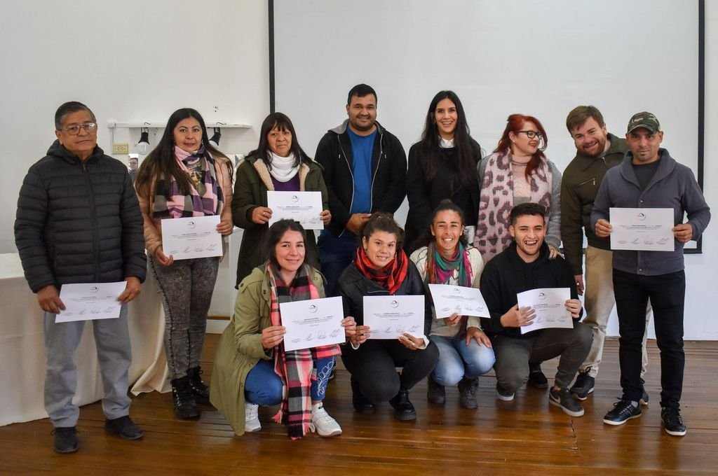 Los flamantes egresados muestran sus certificados al culminar los talleres.