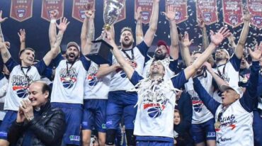 Cosolito levanta el trofeo de los campeones de liga con Quimsa. Gentileza: prensa Quimsa.