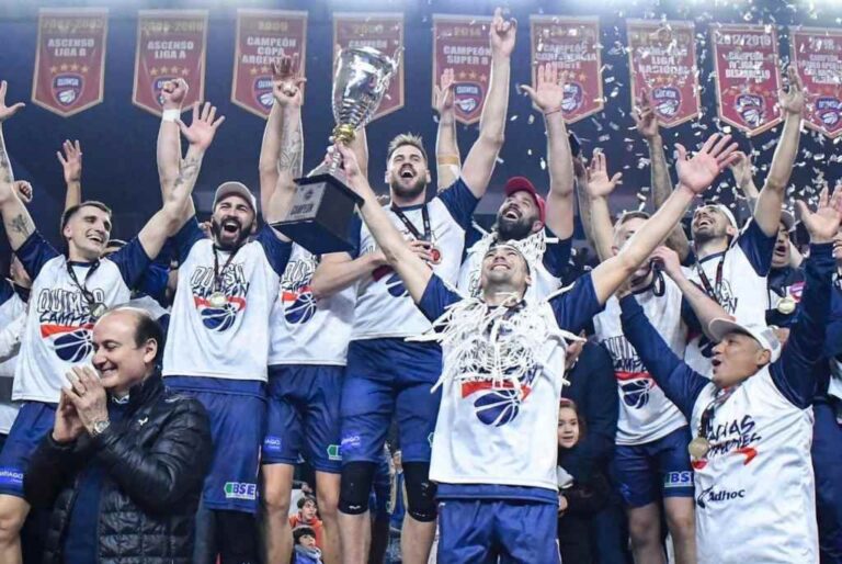 Cosolito levanta el trofeo de los campeones de liga con Quimsa. Gentileza: prensa Quimsa.