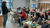 Estudiantes de la Sede Reconquista compartiendo uno de los Talleres sobre técnicas de estudio. Gentileza: prensa UCSF.