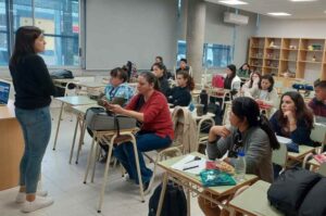 Estudiantes de la Sede Reconquista compartiendo uno de los Talleres sobre técnicas de estudio. Gentileza: prensa UCSF.
