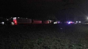 Dotaciones de Bomberos Voluntarios y Zapadores de San Lorenzo realizaron las tareas de rescate de las personas atrapadas en el camión. Gentileza.