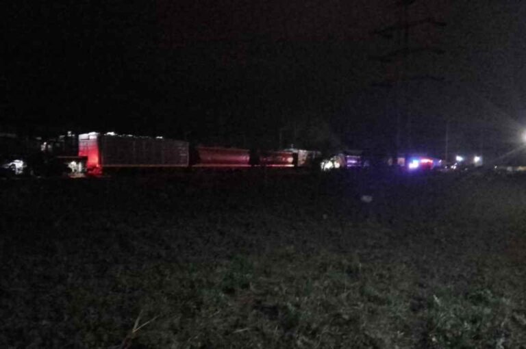 Dotaciones de Bomberos Voluntarios y Zapadores de San Lorenzo realizaron las tareas de rescate de las personas atrapadas en el camión. Gentileza.