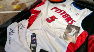 En el museo se puede ver una camiseta de Detroit Pistons. Gentileza.