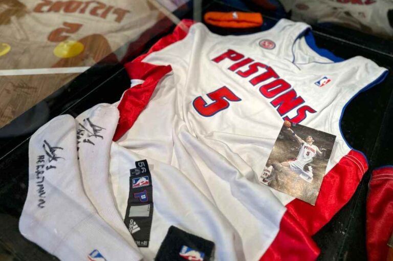 En el museo se puede ver una camiseta de Detroit Pistons. Gentileza.