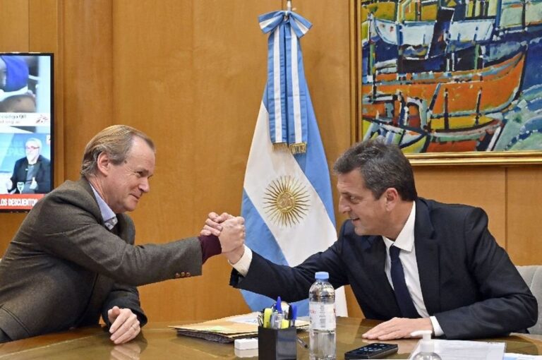 El gobernador Bordet se reunió con el ministro de Economía y precandidato a Presidente