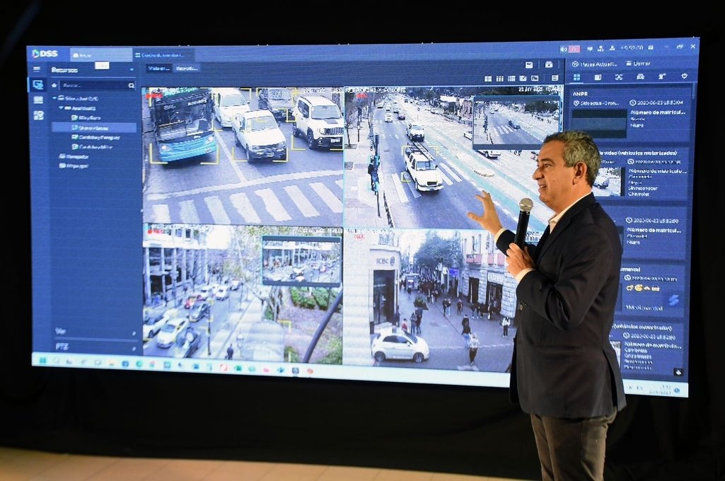 Pablo Javkin durante la presentación de los dispositivos con IA. Marcelo Manera