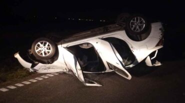 Uno de los coches terminó volcado en la cinta asfáltica. Gentileza.