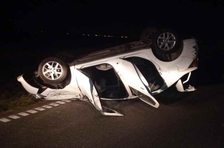 Uno de los coches terminó volcado en la cinta asfáltica. Gentileza.