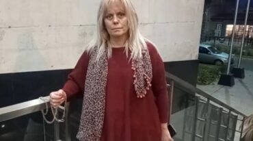 La fiscal Gabriel Lescano se ató con cadenas en las escalinatas del edificio de Tribunales. gentileza