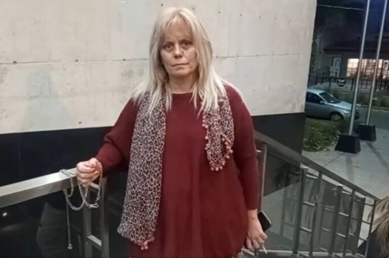 La fiscal Gabriel Lescano se ató con cadenas en las escalinatas del edificio de Tribunales. gentileza