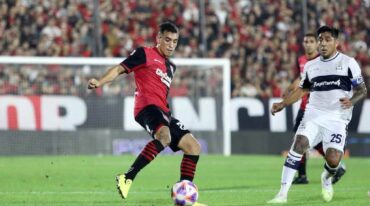 Marcos Portillo domina la pelota frente a la llegada de Cristian Tarragona. Gentileza: prensa Newell's Old Boys.