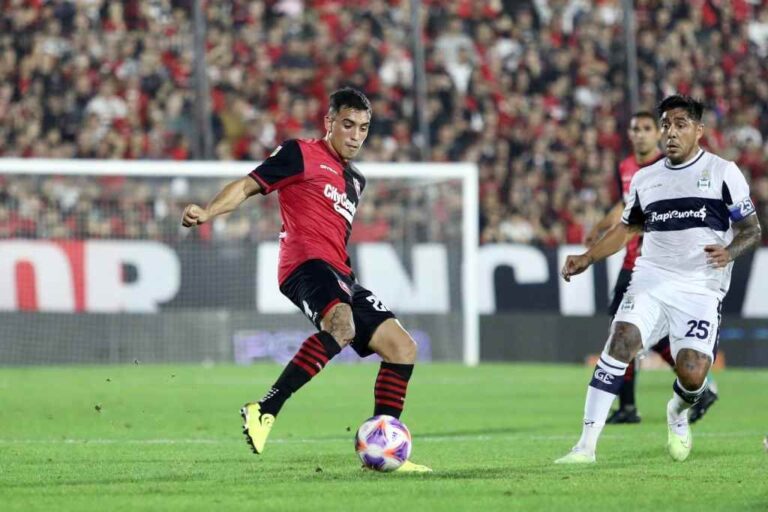 Marcos Portillo domina la pelota frente a la llegada de Cristian Tarragona. Gentileza: prensa Newell's Old Boys.