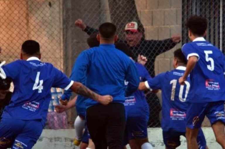 Los jugadores de 9 de Julio (Arocena) festejaron el empate sobre el final ante Atlético Belgrano. Gentileza.
