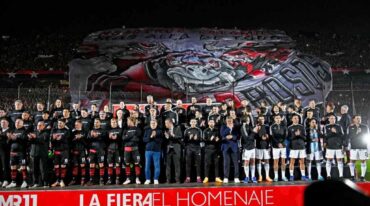 La bandera generó gran repercusión y fue mostrada en la despedida de Maximiliano Rodríguez en el estadio de Newell's. Archivo/Marcelo Manera.